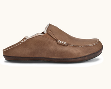 Load image into Gallery viewer, Olukai Mens Moloa Slipper Toffee/Drk Wood